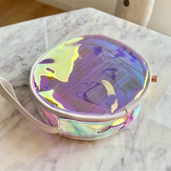 ๐ชฉ Iridescent Holographic Round Wristlet with Shampoo /Conditioner Hair Samples - Picture 2 of 8